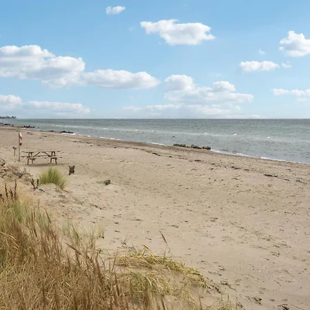 3 Bedroom Lovely In Holiday home