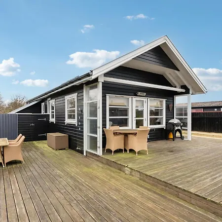3 Bedroom Lovely In Holiday home